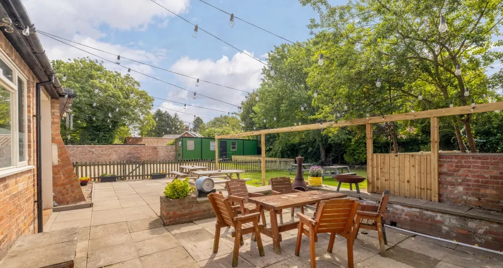 Batemans Pub Willoughby Arms Patio
