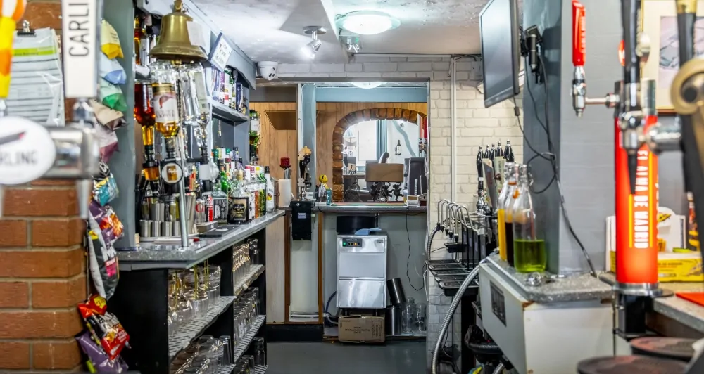 Batemans Pub - Carpenters Arms, Fiskerton - PV - Behind Bar